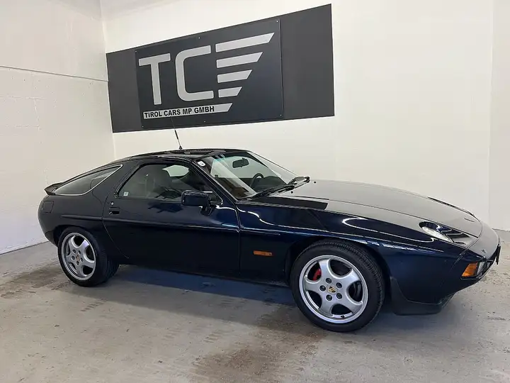 Porsche 928 S im Schauraum von Tirol Cars